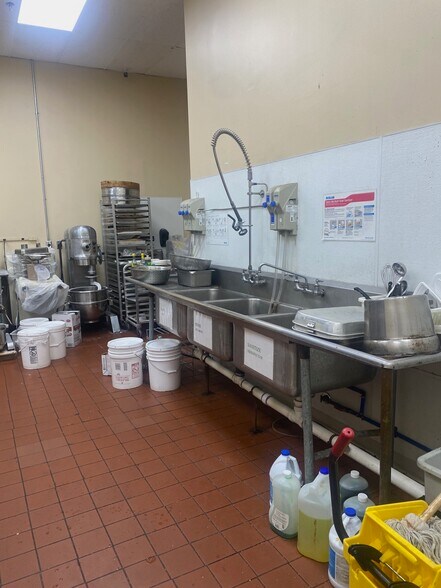 More Photos Of 10 Meadowlands Pky, Secaucus Unknown For Lease