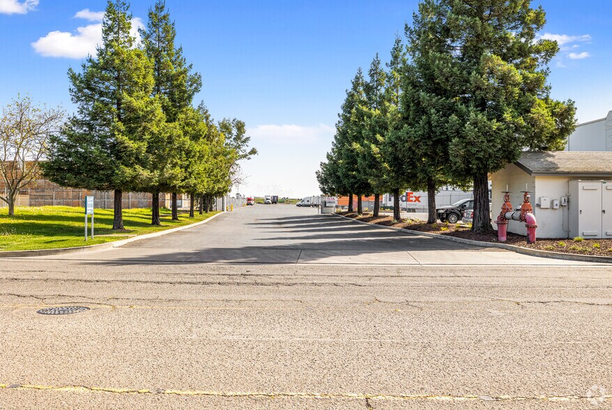 More Photos Of 4114 S Airport Way, Stockton Distribution For Lease