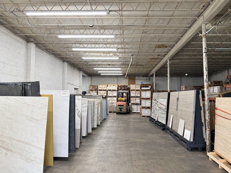 More Photos Of 261 NW 71st St, Miami Showroom For Sale