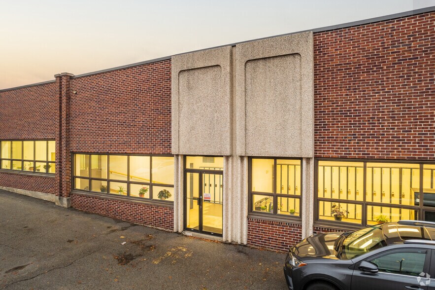 More Photos Of 310-400 Boul Montpellier, Montréal Industrial For Sale