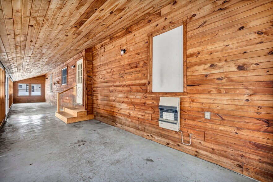 More Photos Of 4085 Herner County Line Rd, Southington Showroom For Sale