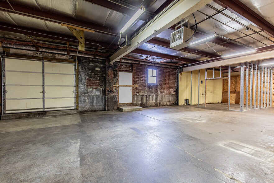 More Photos Of 825 N Pleasant St, Princeton Flex For Sale