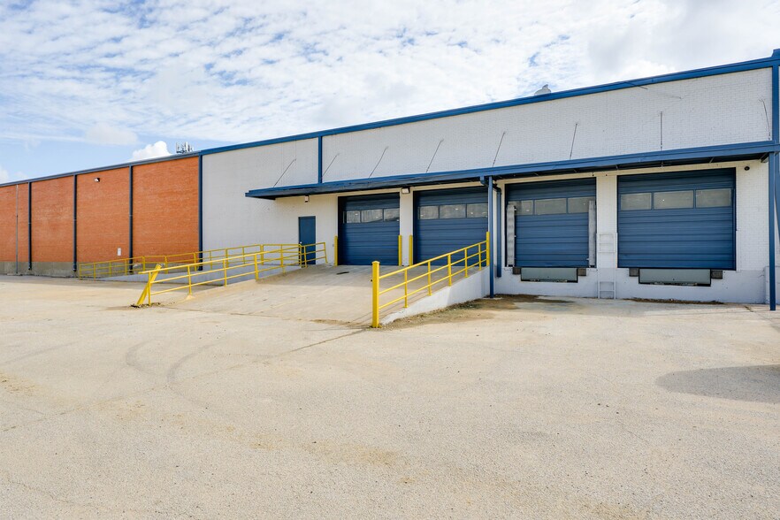 More Photos Of 909 Regal Row, Dallas Warehouse For Sale