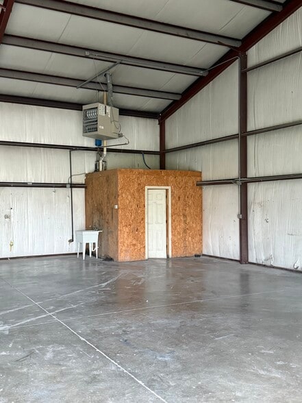 More Photos Of 12331 Three Elms Rd, Farmington Industrial For Lease