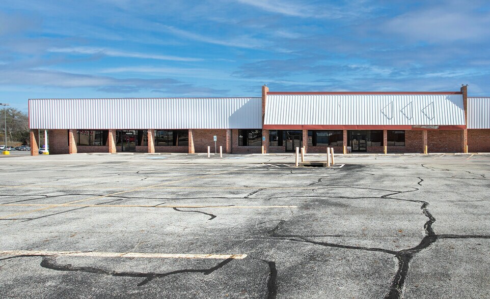 More Photos Of 315-330 E Spring St, Palestine Unknown For Lease