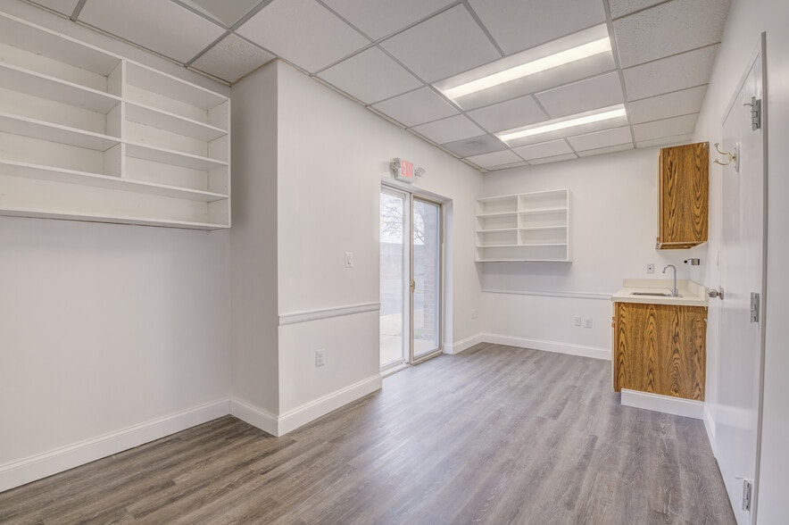 More Photos Of 4609 Pinecrest Office Park Dr, Alexandria Medical For Sale