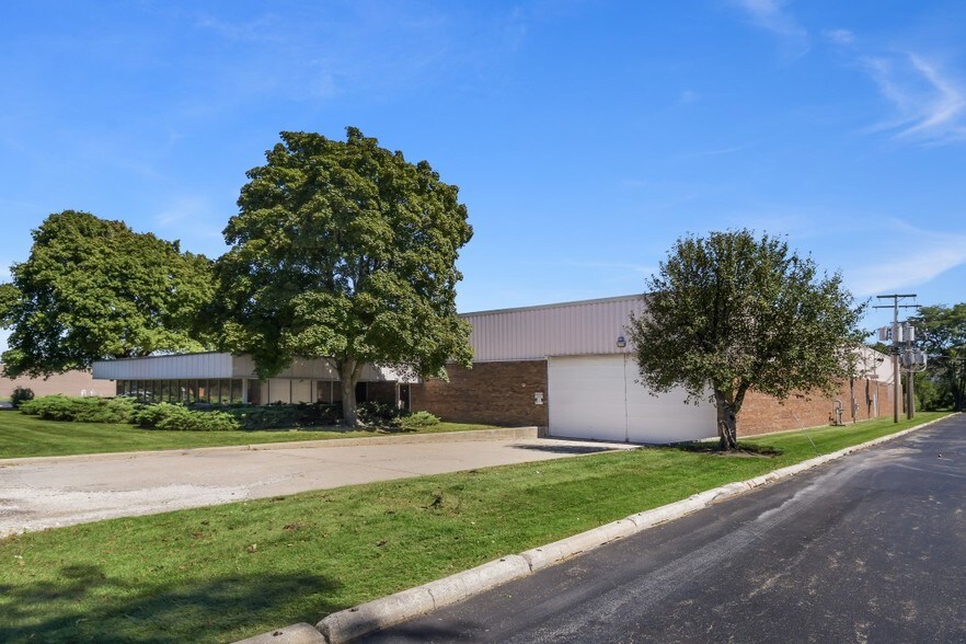 More Photos Of 333 W Washington Blvd, Mundelein Manufacturing For Sale