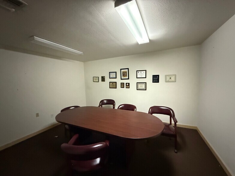 More Photos Of 306 N Wells St, Edna Office For Sale