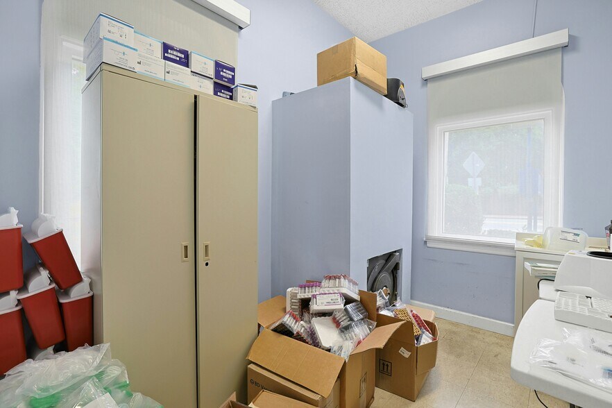 More Photos Of 80 Old Tappan Rd, Tappan Bank For Sale