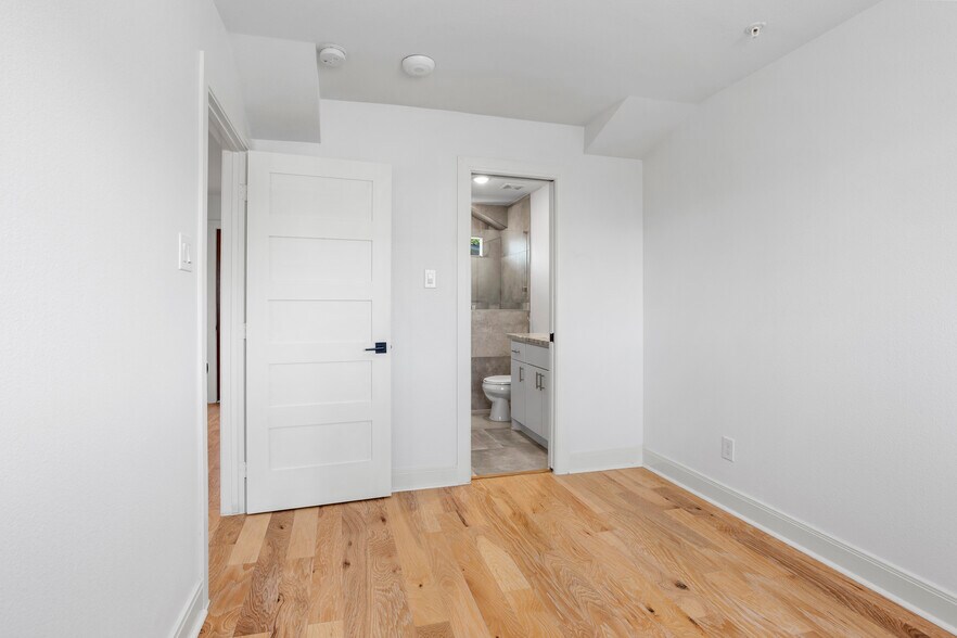 More Photos Of 319 Eastwood St, Houston Apartments For Sale