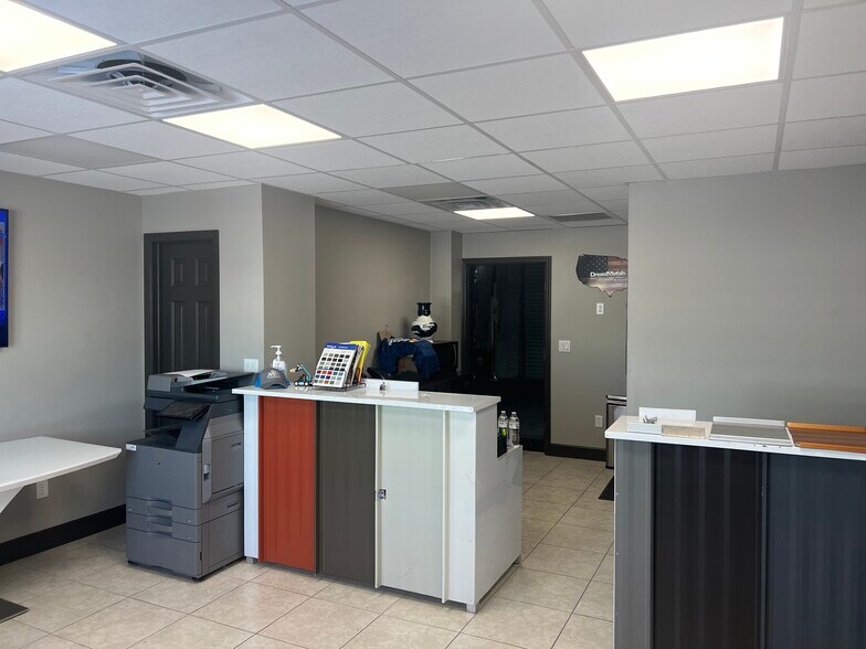 More Photos Of 2832-2844 SE Monroe St, Stuart Light Manufacturing For Lease