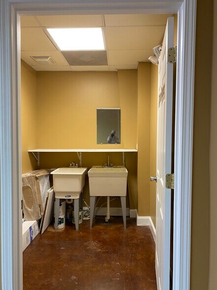 More Photos Of 1208A Helton Dr, Florence General Retail For Lease