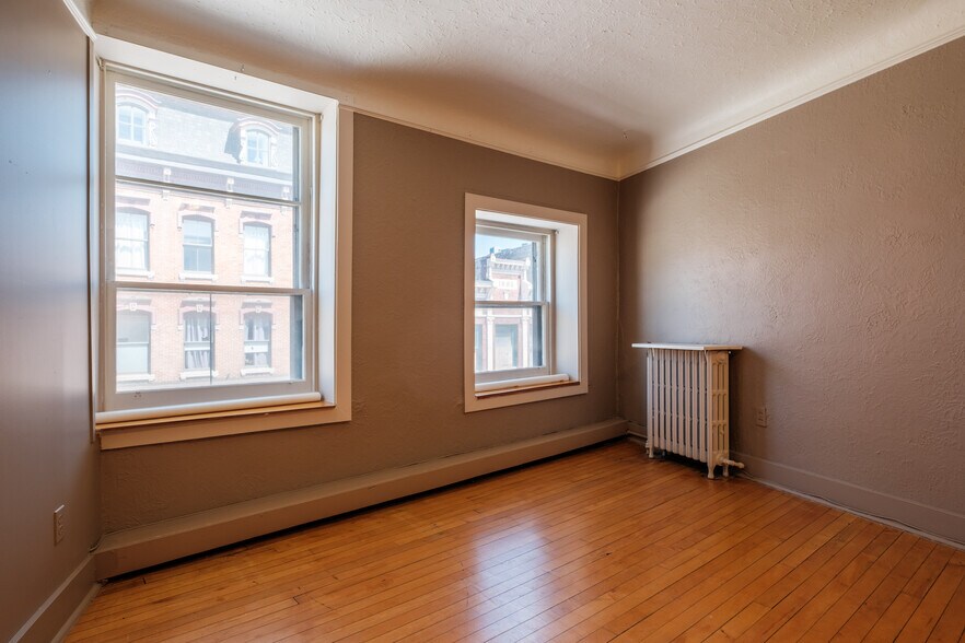 More Photos Of 155-159 Wellington St, Kingston Storefront Retail Residential For Lease