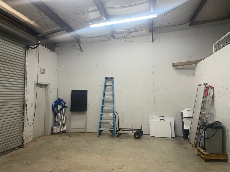 More Photos Of 716 Lakeside Dr W, Mobile Office For Lease