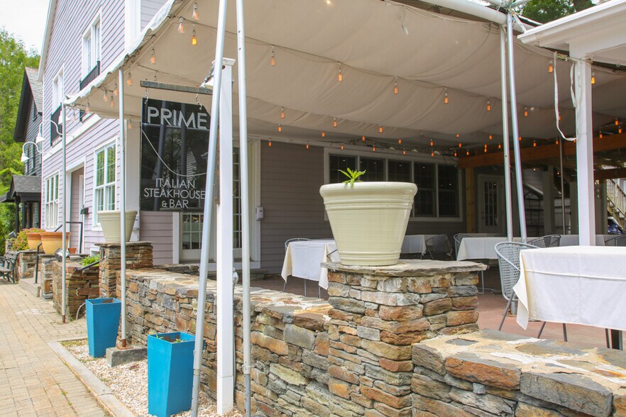 More Photos Of 15 Franklin St, Lenox Restaurant For Lease