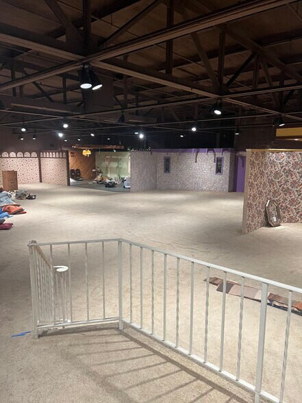More Photos Of 740 8th Ave, Huntington Warehouse For Lease