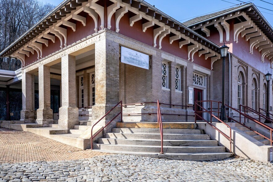 More Photos Of 12 Middlebrook Ave, Staunton Restaurant For Lease