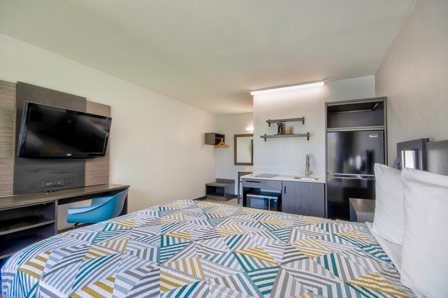 More Photos Of 26010 Southwest Fwy, Rosenberg Hotel For Sale