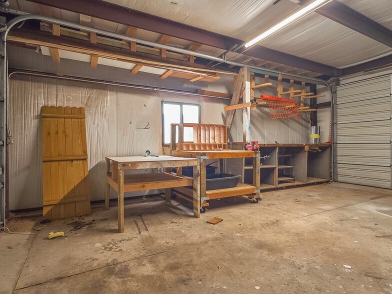 More Photos Of 401 S Ranchwood Blvd, Yukon Flex For Sale