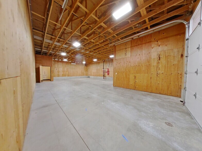 More Photos Of 4107 Industrial Ave, Springfield General Retail For Lease