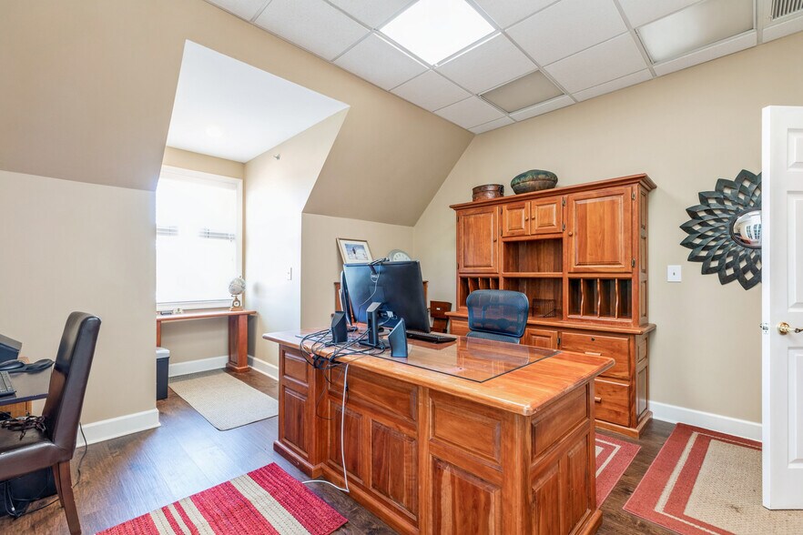 More Photos Of 509 W Old Northwest Highway, Barrington Office Residential For Lease
