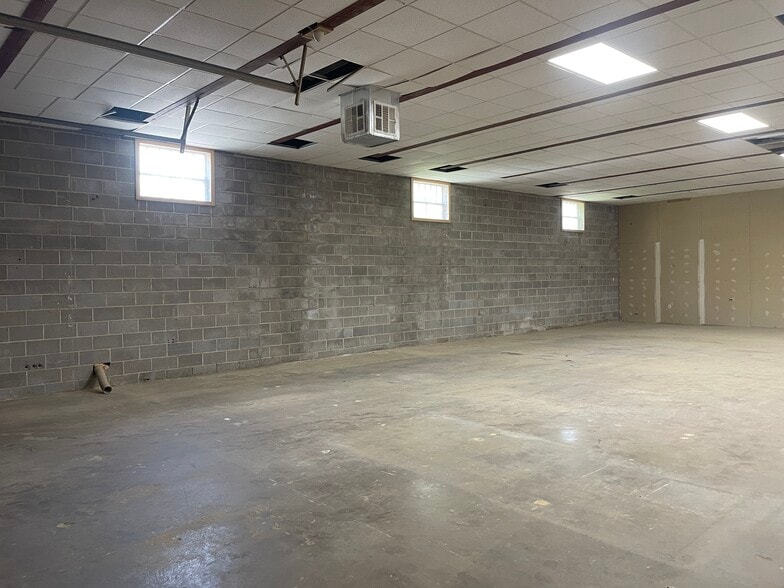 More Photos Of 2615 Brenner Dr, Dallas Distribution For Sale