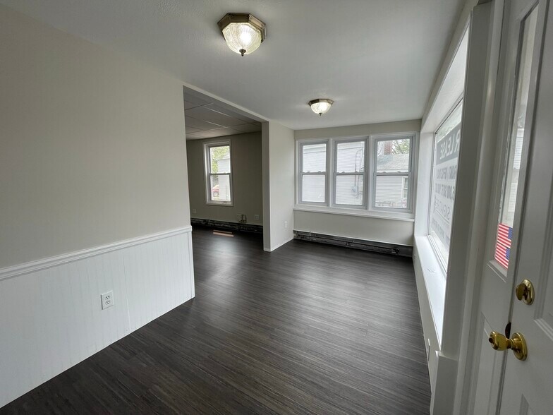 More Photos Of 744-748 Montauk Hwy, Bayport Storefront Retail Residential For Lease
