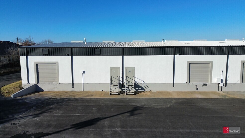 More Photos Of 1000-1008 N Commercial Blvd, Arlington Warehouse For Lease