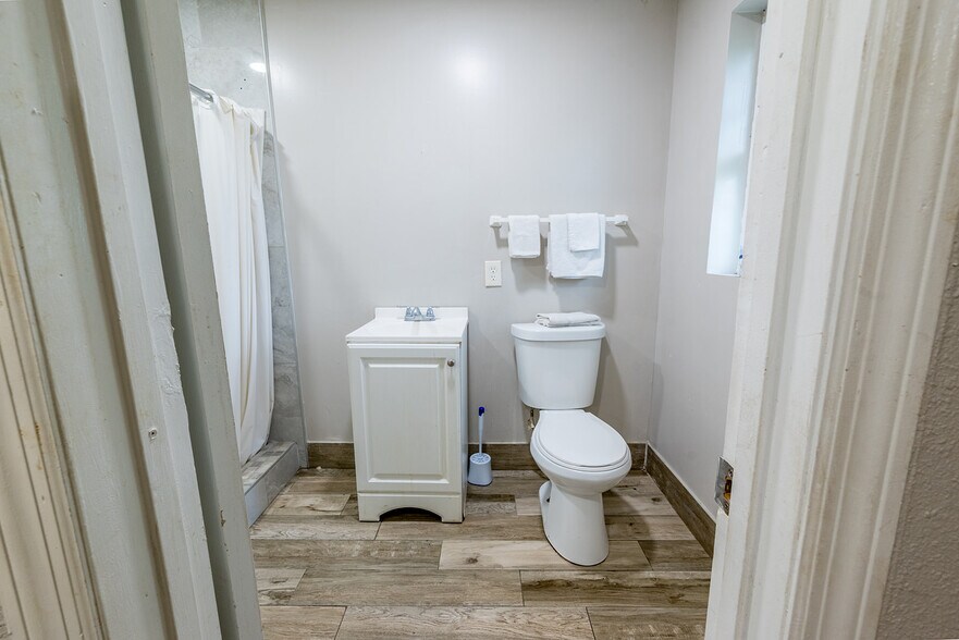 More Photos Of 1757 N Temple Ave, Starke Hotel For Sale