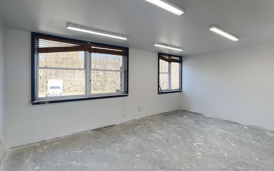 More Photos Of 554 Main St, Oakville Storefront Retail Office For Lease