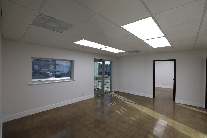 More Photos Of 2264 Vantage St, Dallas Distribution For Lease