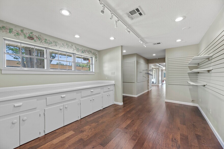 More Photos Of 1001 Avenue A, Katy Storefront Retail Office For Lease