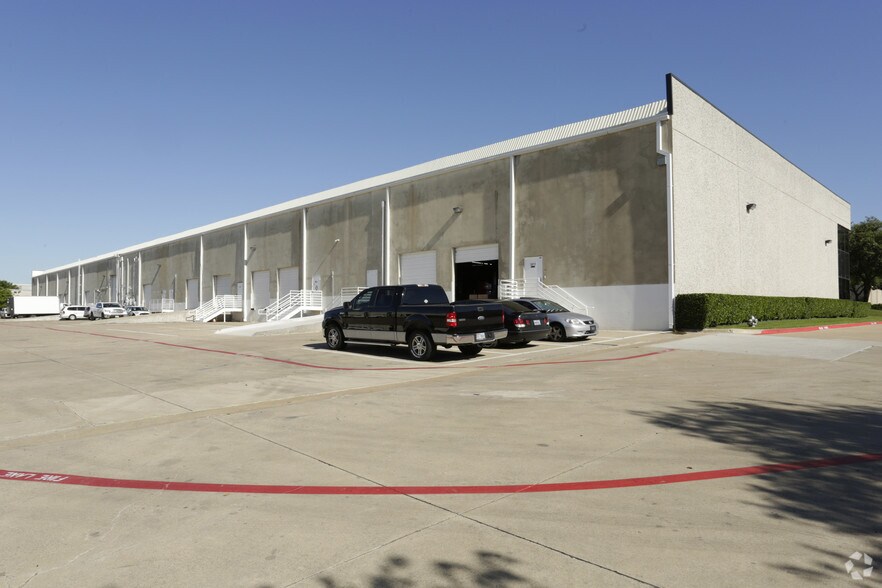 More Photos Of 3000-3080 Story Rd W, Irving Showroom For Lease