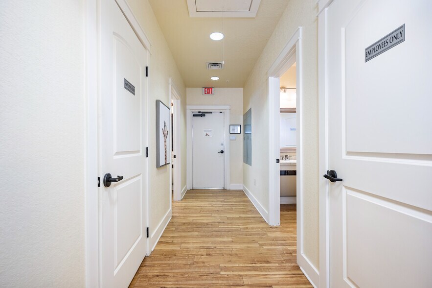 More Photos Of 140 Paloma Dr, Floresville Office For Sale