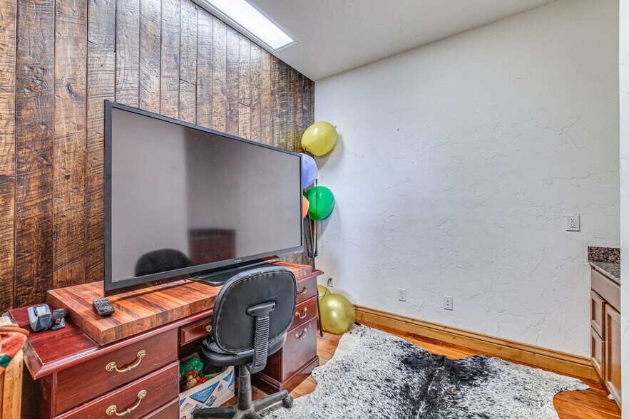 More Photos Of 2684 W US Highway 290, Fredericksburg Warehouse For Sale