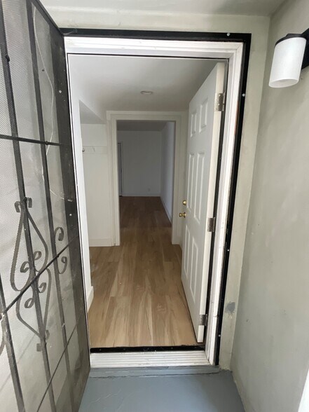 More Photos Of 16123 Wyandotte St, Van Nuys Service For Lease