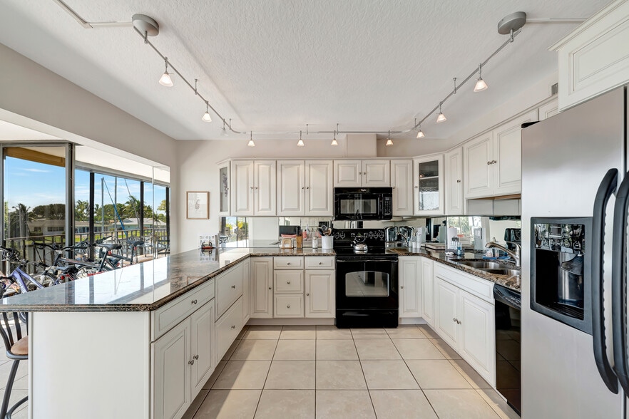 More Photos Of 23 Royal Palm Pointe, Vero Beach Restaurant For Sale