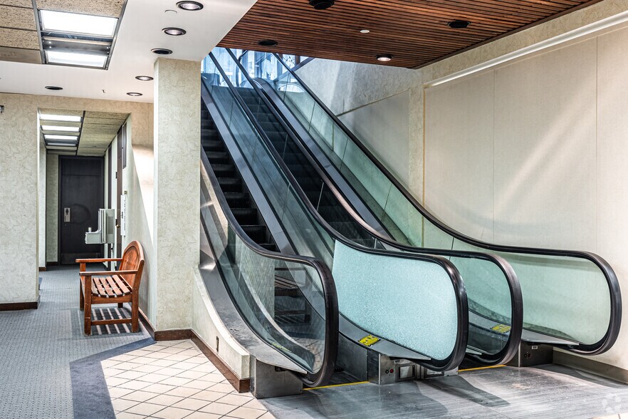 More Photos Of 4240 Blue Ridge Blvd, Kansas City Office For Lease