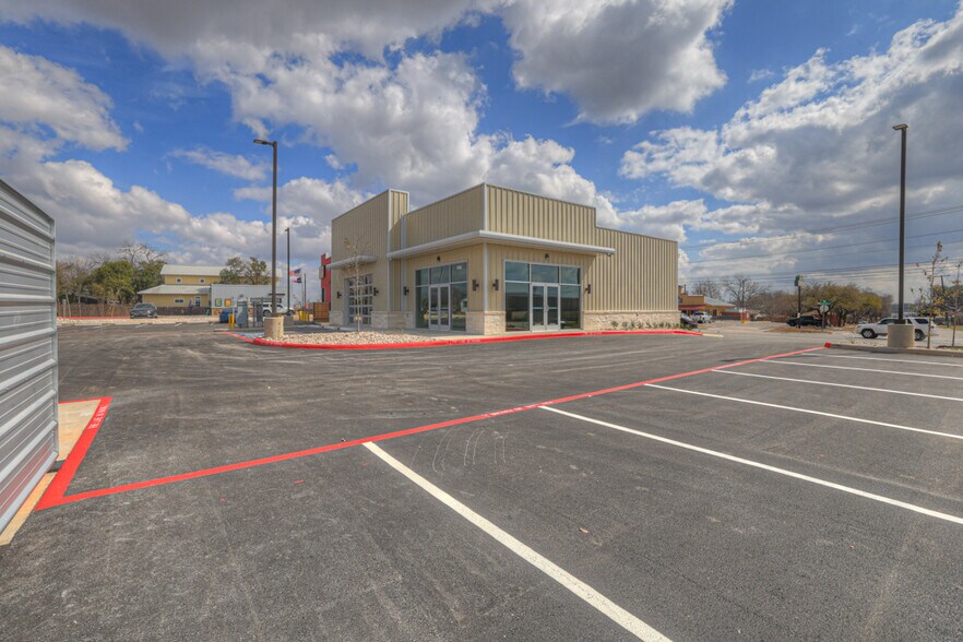 More Photos Of 596 S Business Ih 35, New Braunfels Freestanding For Lease