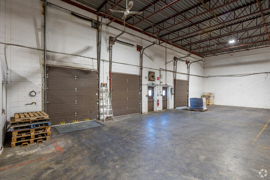 More Photos Of 350-390 Rue Mcarthur, Saint-Laurent Warehouse For Lease