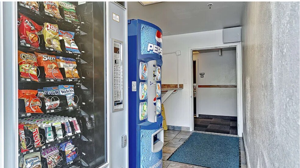 More Photos Of 1535 W Milwaukee Ave, Glenview Hotel For Sale