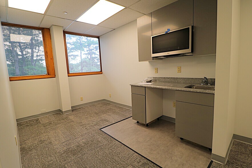 More Photos Of 275 Paterson Ave, Little Falls Medical For Lease