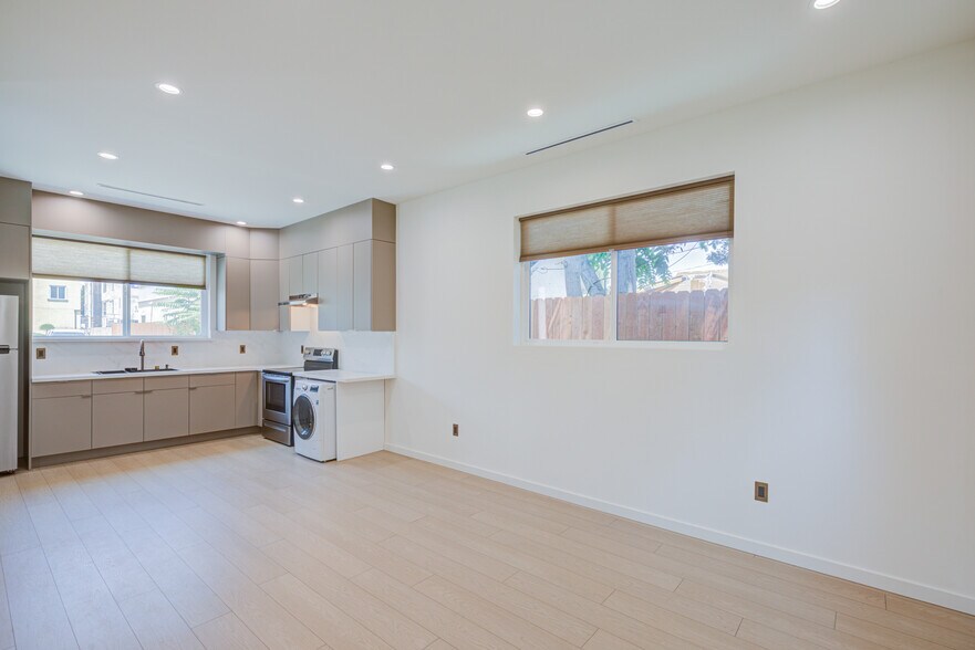 More Photos Of 11334 Oxnard St, North Hollywood Apartments For Sale