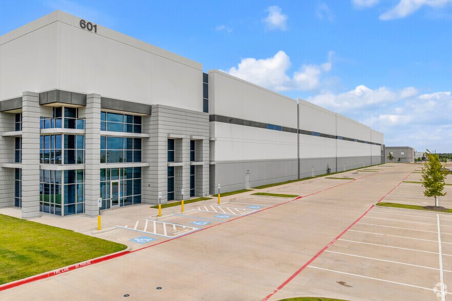 More Photos Of 601 Distribution Dr, Wilmer Distribution For Lease