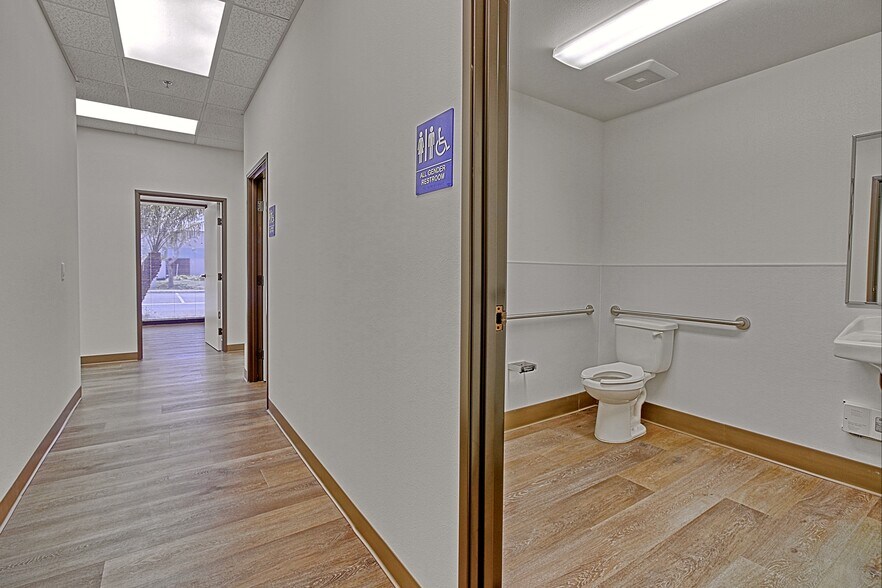 More Photos Of 4483 McGrath St, Ventura Service For Lease