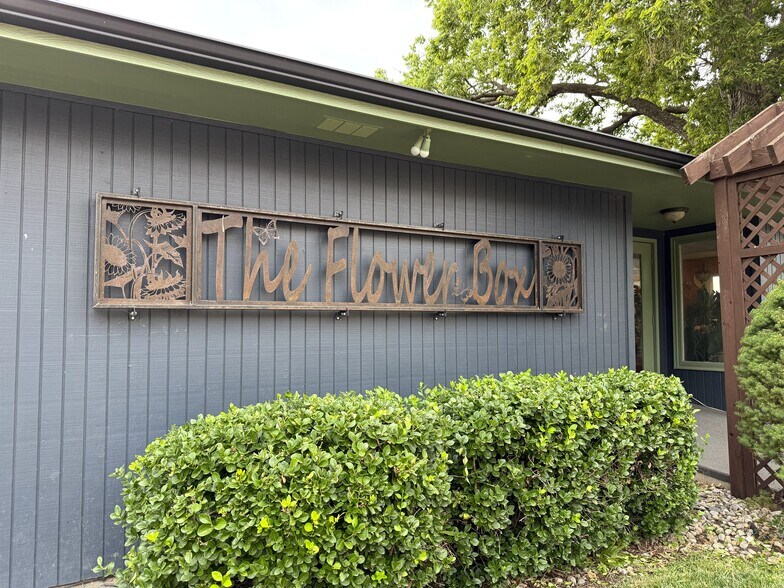 More Photos Of 421 N Spruce St, Abilene Freestanding For Sale