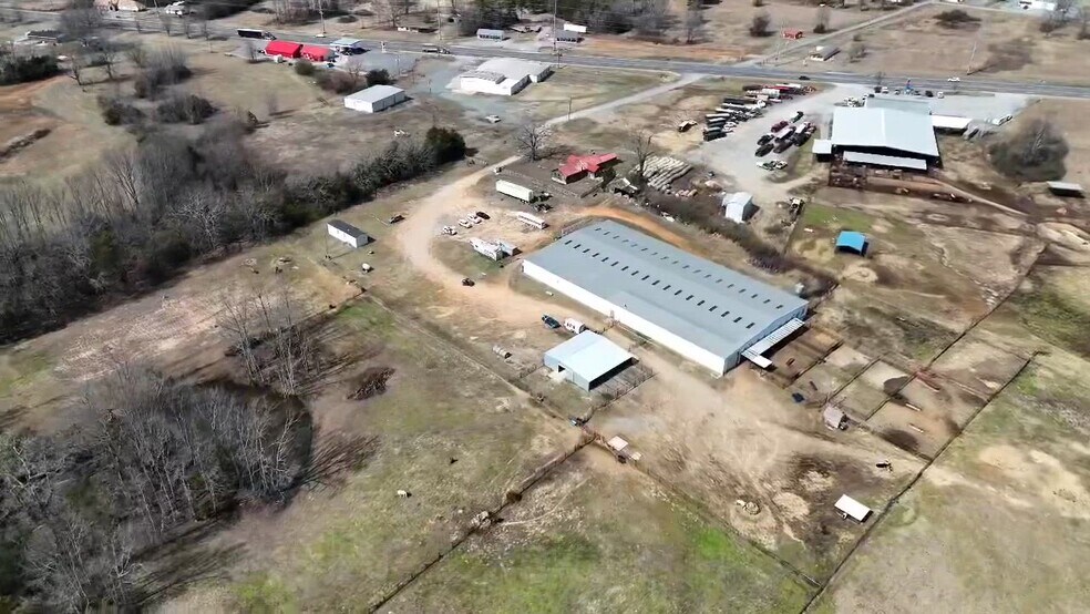 Primary Photo Of 99 Stacks Dr, Damascus Horse Stables For Sale