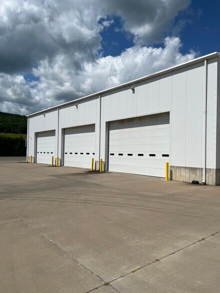More Photos Of 41 Browne St, Oneonta Warehouse For Lease