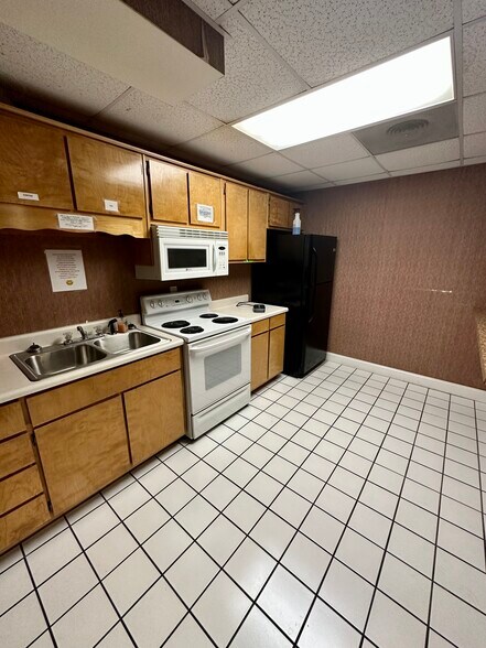 More Photos Of 1680 Broadway, Macon-Bibb Freestanding For Sale