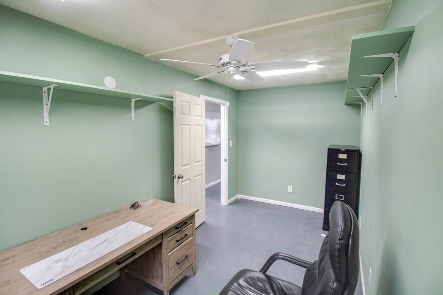 More Photos Of 98 Curtis St, Jerseyville Flex For Sale